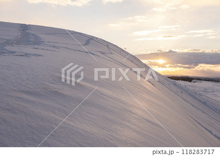 鳥取砂丘　夕陽の雪景色  118283717