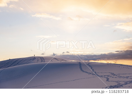 鳥取砂丘 夕陽の雪景色 鳥取砂丘 夕陽の雪景色 118283718