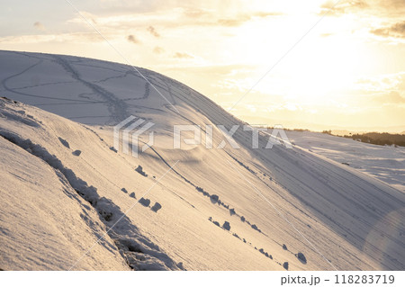 鳥取砂丘　夕陽の雪景色  118283719
