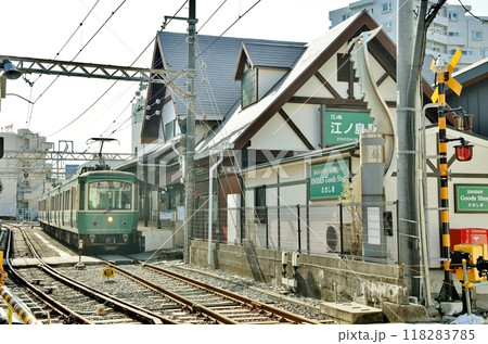 江ノ島駅に停車する江ノ電 118283785