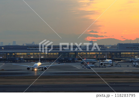 夕焼けを背景に出発する旅客機 夕焼けを背景に出発する旅客機 118283795