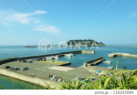小動岬から見る江ノ島と腰越漁港 小動岬から見る江ノ島と腰越漁港 118283896
