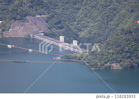 （東京・奥多摩湖）　小河内ダムを山の頂から撮影 118283933