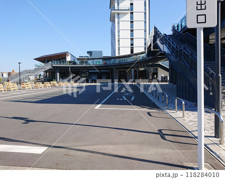 The elevated pedestrian walkway / 駅前のペデストリアンデッキ 118284010