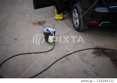 Pneumatic gun for washing.This gun is used to apply cleaning agent to the car. 118284112