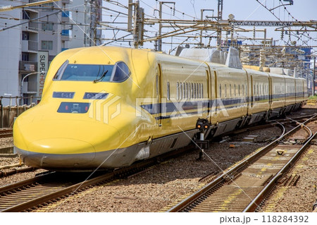 名古屋駅を発車するドクターイエロー 118284392