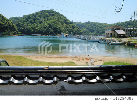 穏やかな温泉津湾の温泉津漁港 118284395