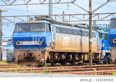 吹田機関区に留置されている廃車寸前のEF200形電気機関車 吹田機関区に留置されている廃車寸前のEF200形電気機関車 118284568