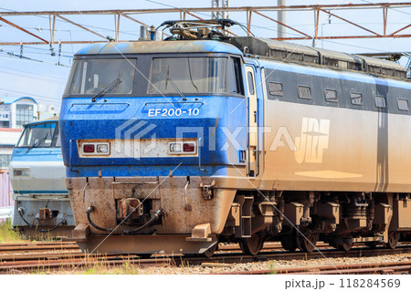 吹田機関区に留置されている廃車寸前のEF200形電気機関車 118284569