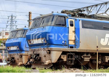 吹田機関区に留置されている廃車寸前のEF200形電気機関車 吹田機関区に留置されている廃車寸前のEF200形電気機関車 118284570