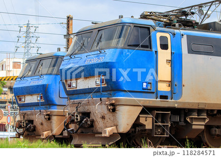 吹田機関区に留置されている廃車寸前のEF200形電気機関車の写真素材