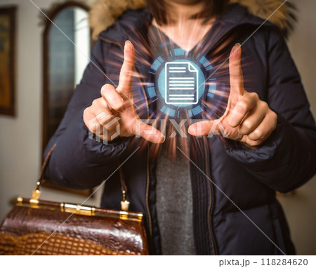 婦人と資料 118284620