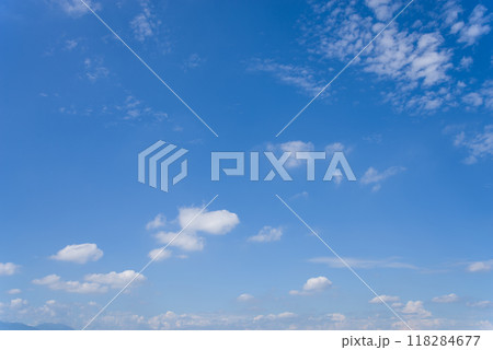 青空に浮かぶ雲《青空素材・背景素材》 118284677