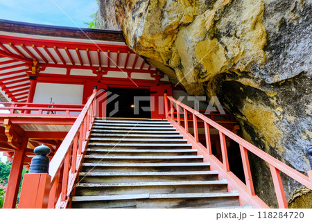 毘沙門堂の階段と岩肌 118284720