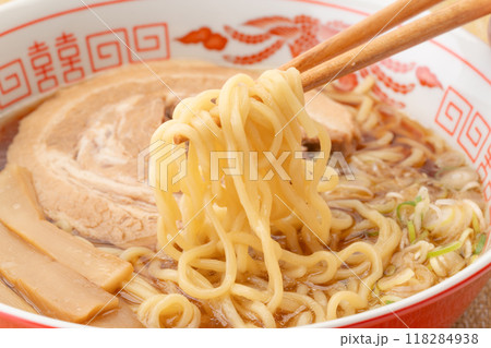 美味しそうな醤油ラーメンのクローズアップ 美味しそうな醤油ラーメンのクローズアップ 118284938