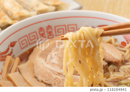 美味しそうな醤油ラーメンのクローズアップ 美味しそうな醤油ラーメンのクローズアップ 118284941