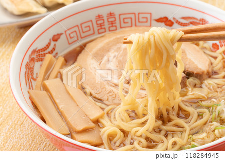 美味しそうな醤油ラーメンのクローズアップ 美味しそうな醤油ラーメンのクローズアップ 118284945
