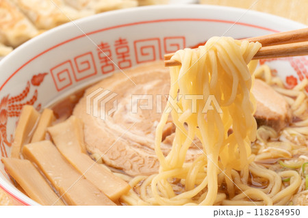 美味しそうな醤油ラーメンのクローズアップ 118284950