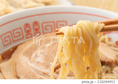 美味しそうな醤油ラーメンのクローズアップ 118284951