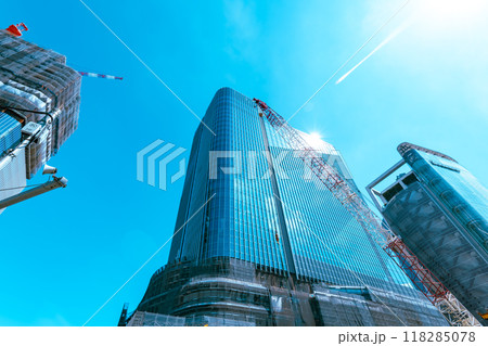 工事中の大規模建設と青空 高輪ゲートウェイ 2024.09　k-4 ライトカラー 118285078