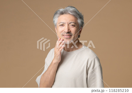 顎に手をあてる男性 118285210