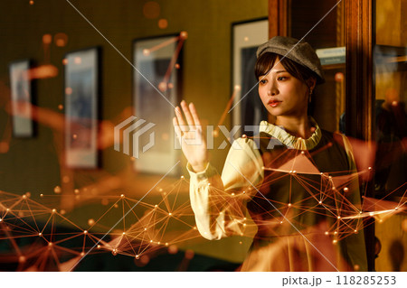 ホログラムと女性 118285253