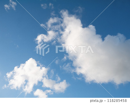 青空と白い雲 118285458