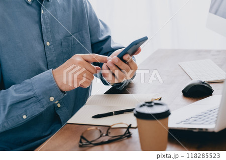 スマホを操作する男性の手元 スマホを操作する男性の手元 118285523