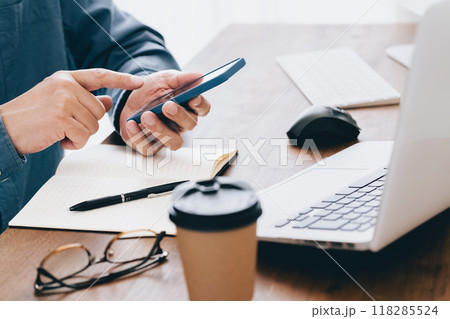 スマホを操作する男性の手元 スマホを操作する男性の手元 118285524