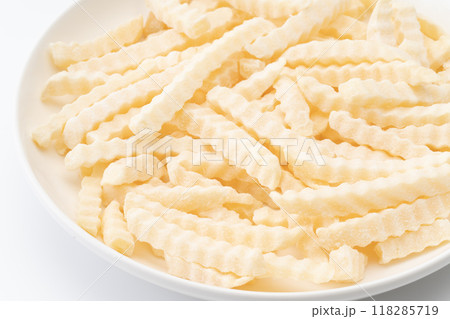 冷凍のクリンクルカットのフライドポテトのクローズアップ 118285719