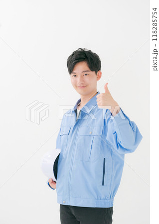 親指を立てる作業着の男性 118285754