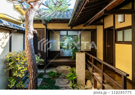 【奈良県】ならまち格子の家の風情ある中庭 118285775