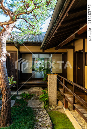 【奈良県】ならまち格子の家の風情ある中庭 118285776