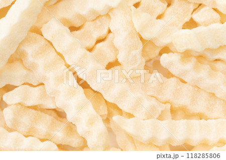 冷凍のクリンクルカットのフライドポテトのクローズアップ 118285806