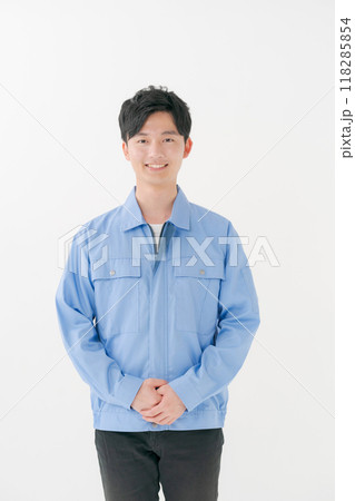 作業着を着た若い男性 作業着を着た若い男性 118285854