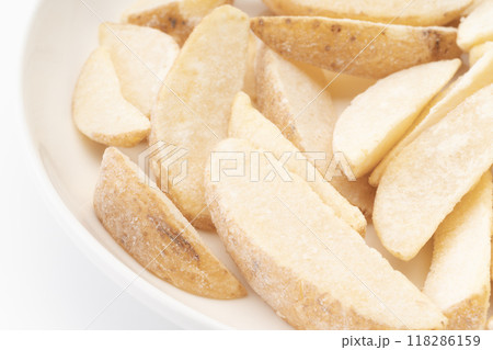 冷凍の皮付きフライドポテトのクローズアップ 冷凍の皮付きフライドポテトのクローズアップ 118286159