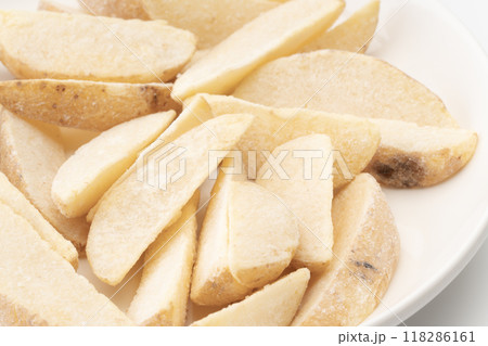冷凍の皮付きフライドポテトのクローズアップ 118286161