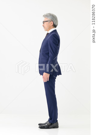 ビジネスマン　横向き　立ち姿 118286370