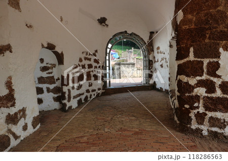 マラッカ　サンチャゴ砦の内部 118286563