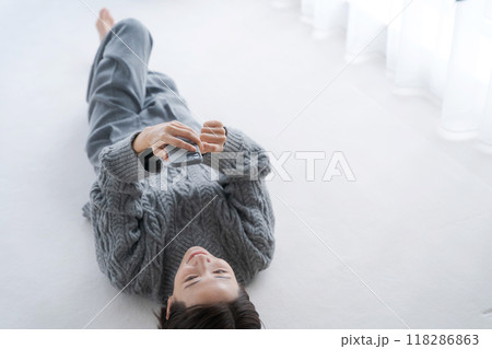 リビングでくつろぐ女性 リビングでくつろぐ女性 118286863