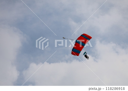 （埼玉・桶川飛行場）　舞い降りるダイバー 118286918