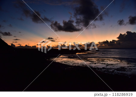 朝焼けの海辺 118286919