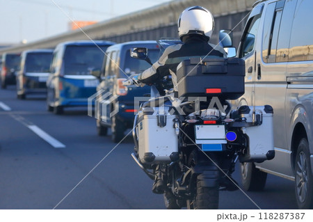 高速道路を走行中のオートバイ 118287387