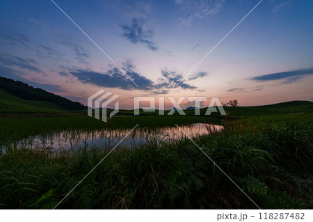 2024年初秋曽爾高原の夕景　日没からブルーアワーまで　現れては消えて行く雲の流れと夕焼け空#39 118287482