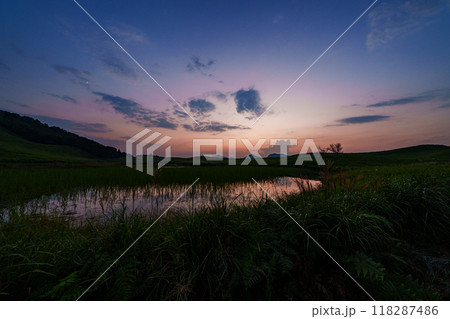 2024年初秋曽爾高原の夕景　日没からブルーアワーまで　現れては消えて行く雲の流れと夕焼け空#43 118287486