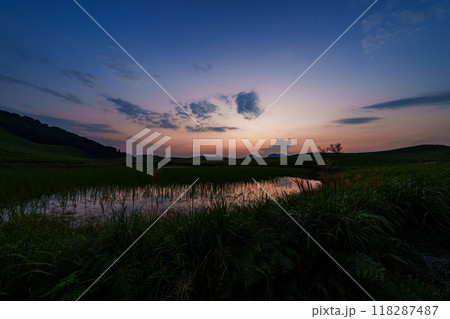 2024年初秋曽爾高原の夕景　日没からブルーアワーまで　現れては消えて行く雲の流れと夕焼け空#44 118287487