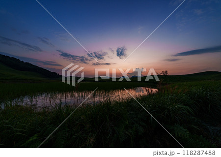 2024年初秋曽爾高原の夕景　日没からブルーアワーまで　現れては消えて行く雲の流れと夕焼け空#45 118287488