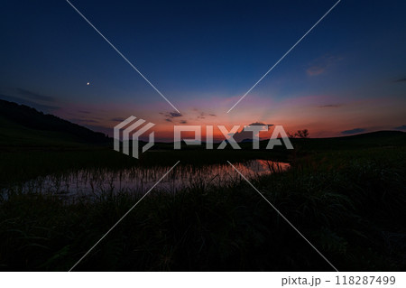 2024年初秋曽爾高原の夕景　日没からブルーアワーまで　現れては消えて行く雲の流れと夕焼け空#56 118287499