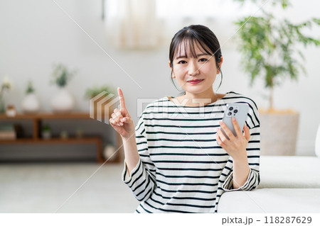 スマホを使う若い女性。 118287629