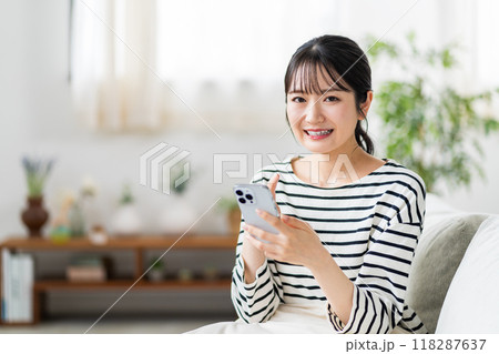 スマホを使う若い女性。 スマホを使う若い女性。 118287637